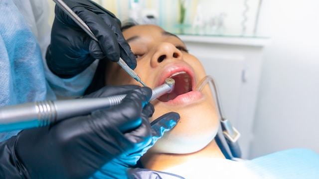 wykonywanie zabiegu dentystycznego