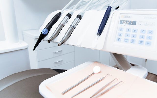 Narzędzia stomatologiczne w gabinecie stomatologicznym