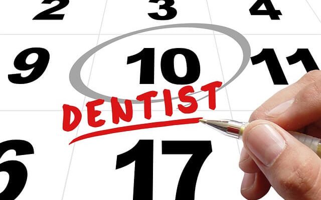 Kalendarz z wyróżnioną datą i napisem dentysta