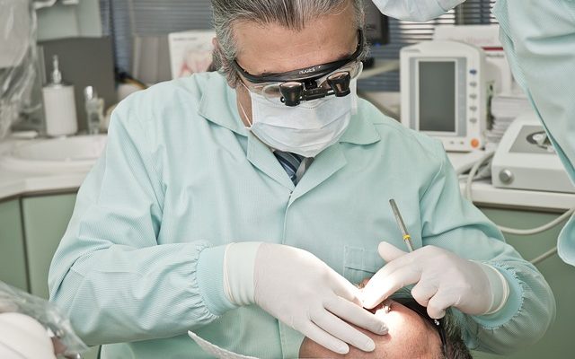 Dentysta podczas pracy