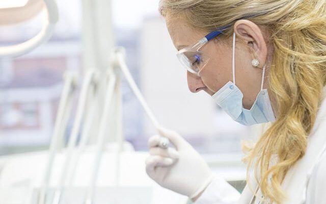 Dentystka w czasie wybielania zębów