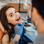 Pacjentka podczas badania zębów przez dentystę w gabinecie stomatologicznym.