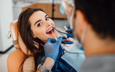 Pacjentka podczas badania zębów przez dentystę w gabinecie stomatologicznym.