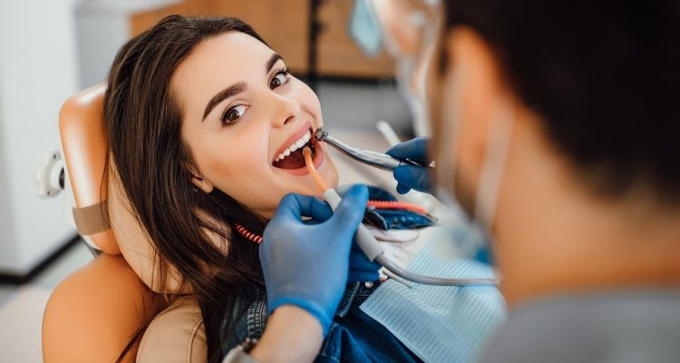 Pacjentka podczas badania zębów przez dentystę w gabinecie stomatologicznym.