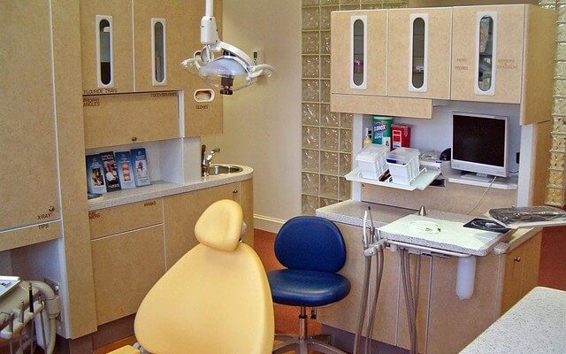 Zabieg stomatologii estetycznej w gabinecie dentystycznym